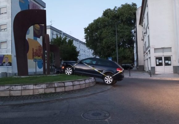 Embate contra rotunda e foge do local em Almeirim
