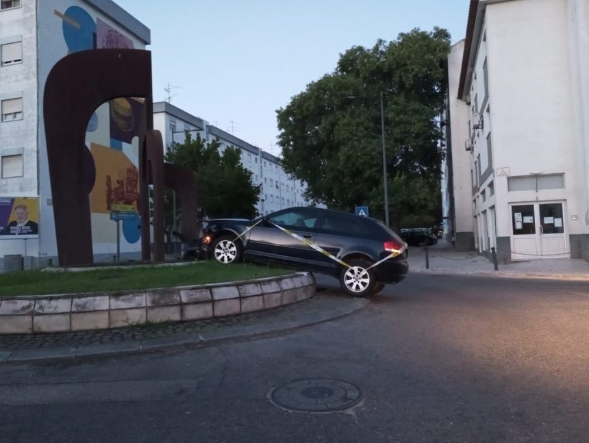 Embate contra rotunda e foge do local em Almeirim