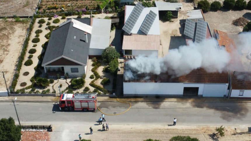 Anexo de habitação totalmente consumido pelas chamas em Fazendas de Almeirim (c/fotos)