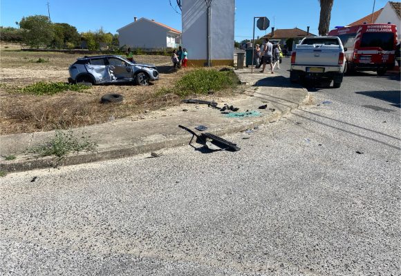 Três feridos, incluindo uma criança, em acidente com duas viaturas no Frade de Cima
