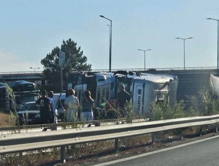 Acidente corta trânsito na Ponte Salgueiro Maia. Meios de socorro e helicóptero a caminho
