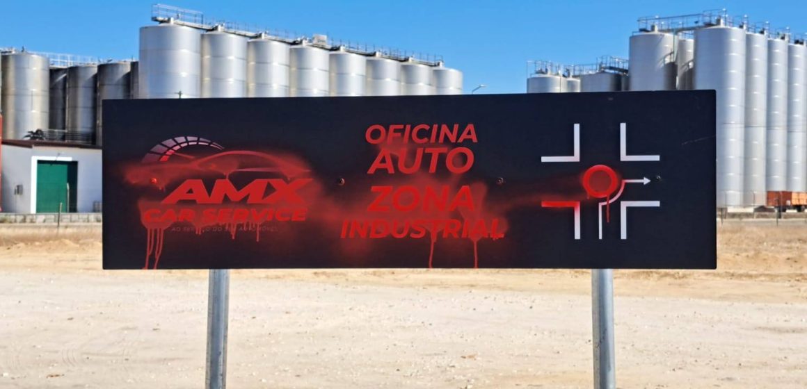 Placas publicitárias de futura oficina vandalizadas em Almeirim (c/fotos)