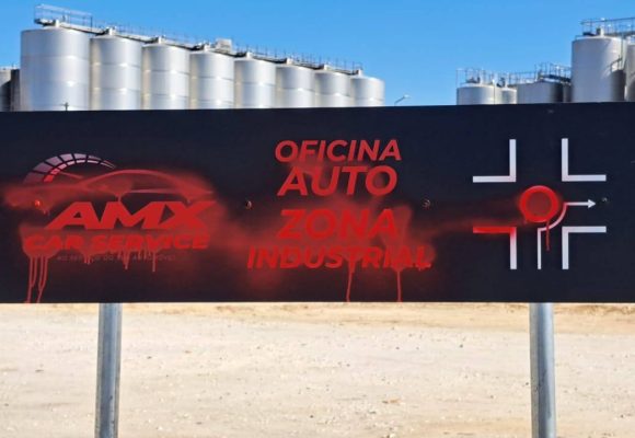 Placas publicitárias de futura oficina vandalizadas em Almeirim (c/fotos)