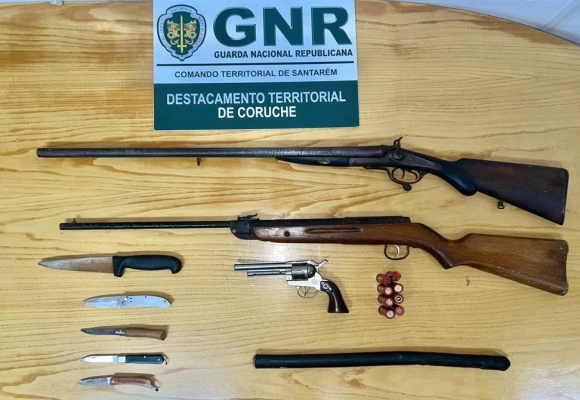 Dois homens detidos por posse de armas proibidas