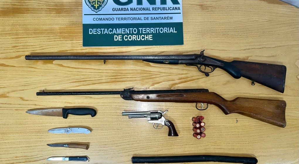 Dois homens detidos por posse de armas proibidas