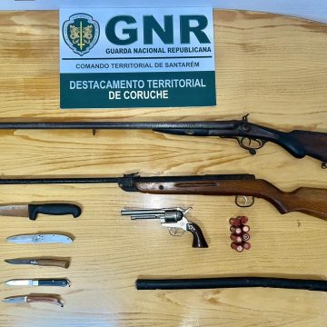 Dois homens detidos por posse de armas proibidas Dois homens detidos por posse de armas proibidas