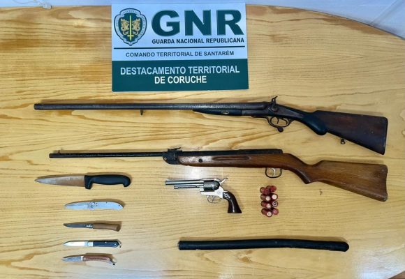 Dois homens detidos por posse de armas proibidas