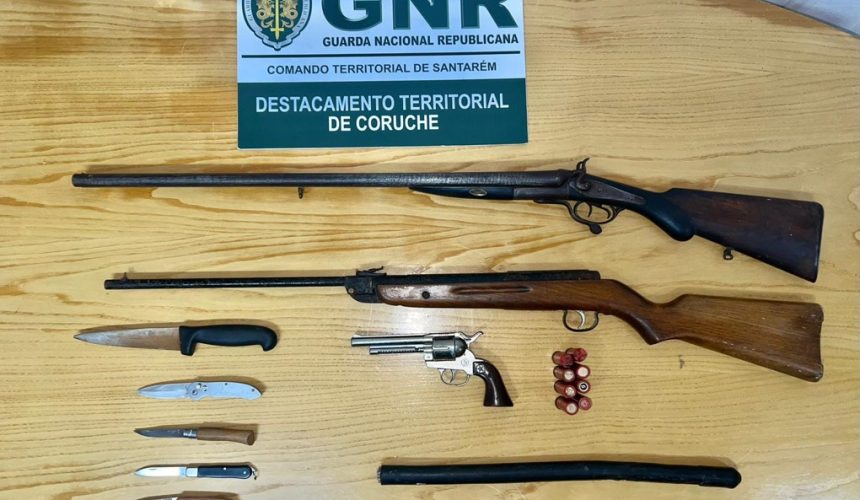Dois homens detidos por posse de armas proibidas