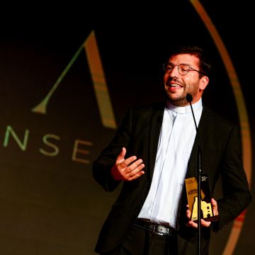 Gala O ALMEIRINENSE: Júri distingue o padre Bruno Filipe como a grande revelação do ano