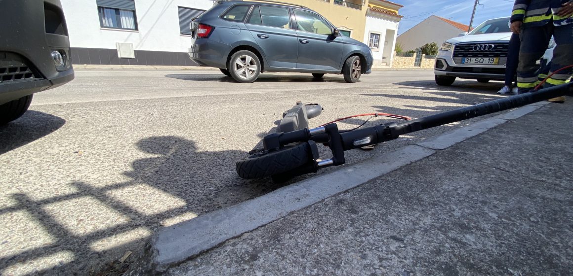 Homem ferido em colisão entre trotinete e automóvel em Fazendas de Almeirim