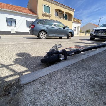 Homem ferido em colisão entre trotinete e automóvel em Fazendas de Almeirim