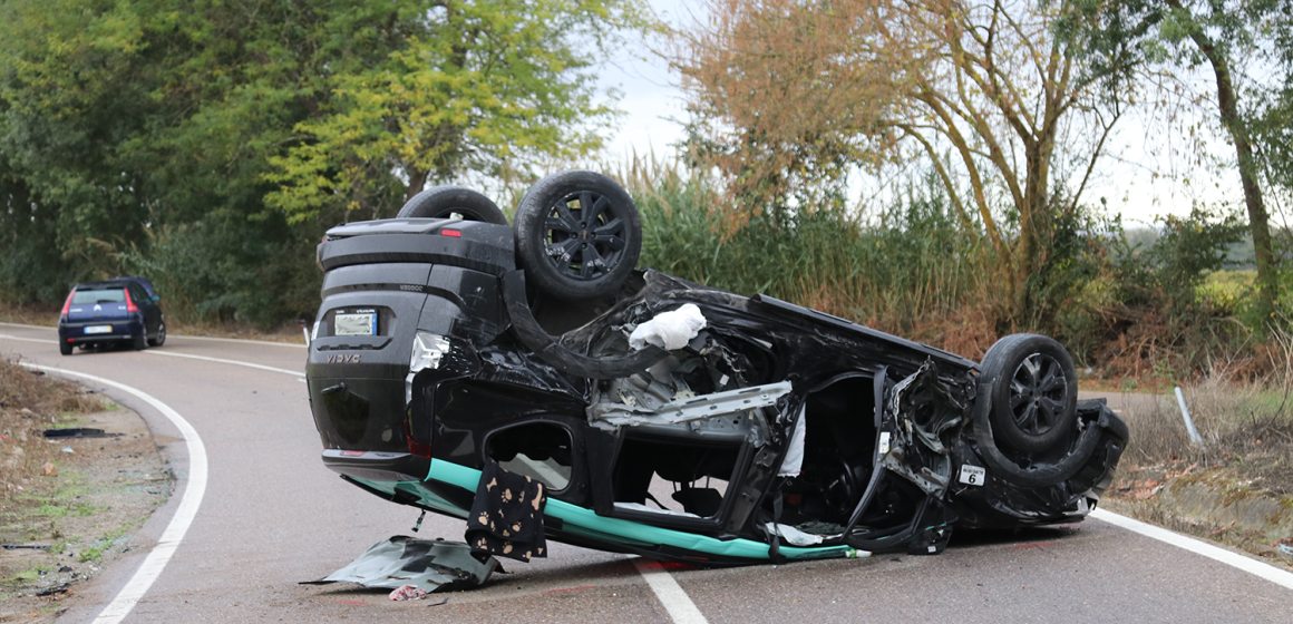 Colisão aparatosa corta EN368 e provoca três feridos Colisão aparatosa corta EN368 e provoca três feridos