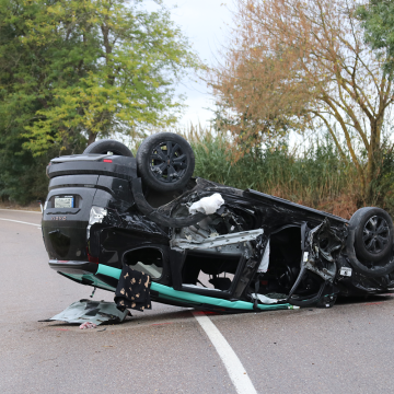 Colisão aparatosa corta EN368 e provoca três feridos