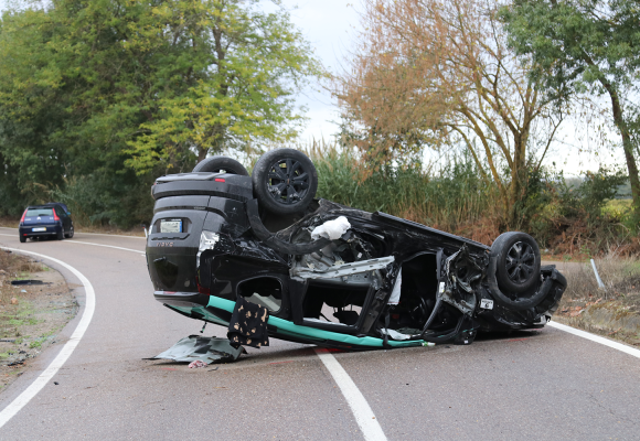 Colisão aparatosa corta EN368 e provoca três feridos