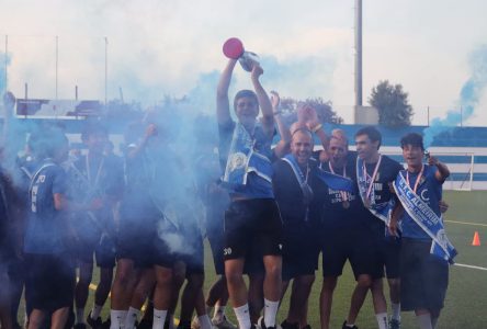 U. Almeirim recebe troféu de campeão