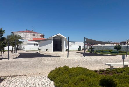 Cemitério de Almeirim com mais sombra